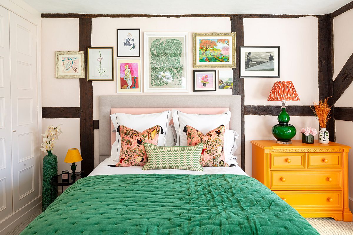 phòng ngủ phong cách chiết trung hiện đại với ga trải màu xanh lá, tủ màu vàng, bộ tranh treo đầu giường