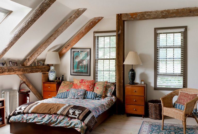 hình ảnh phòng ngủ tầng áp mái với dầm gỗ lộ thiên