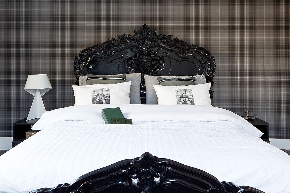 hình ảnh một góc phòng ngủ tông màu trung tính với giường gỗ màu đen, giấy dán tường kẻ sọc