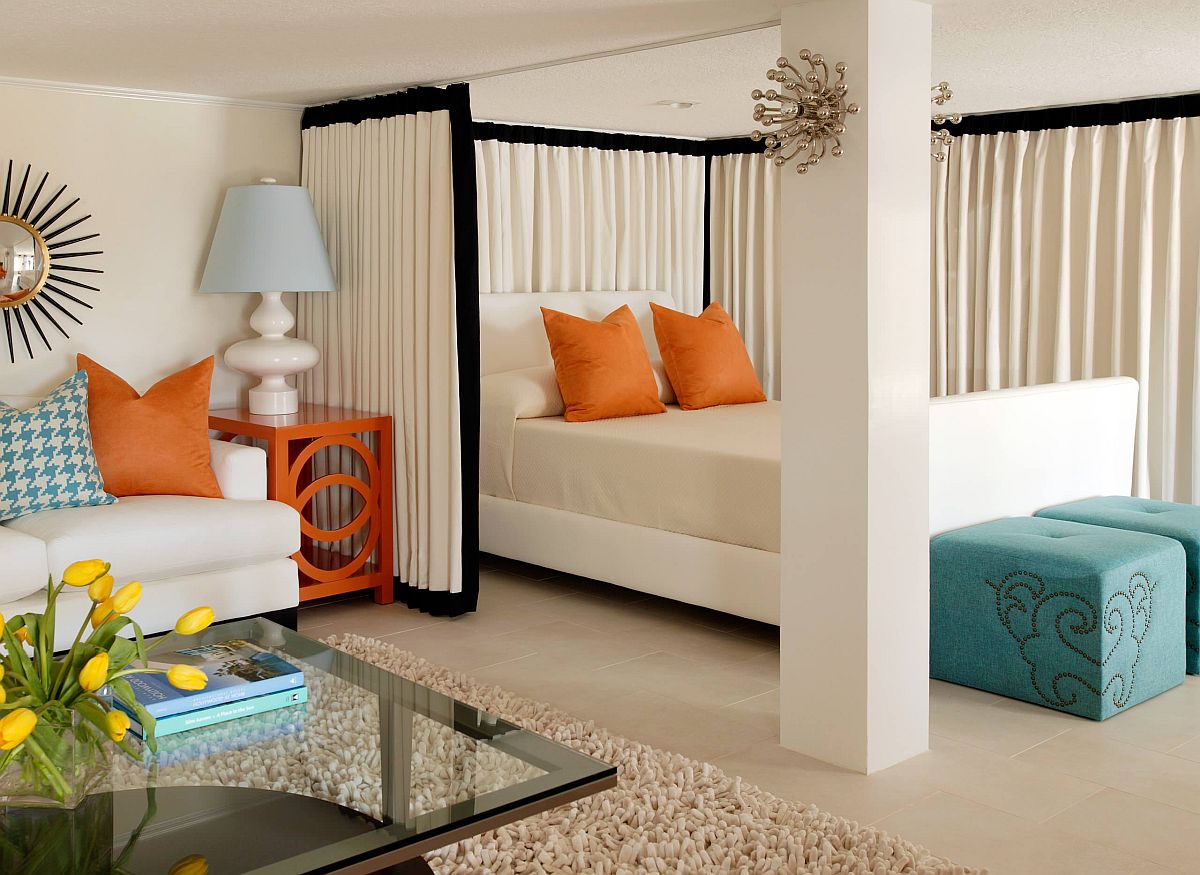 hình ảnh phòng ngủ hiện đại với rèm vây quanh, các điểm nhấn màu cam và xanh dương nổi bật