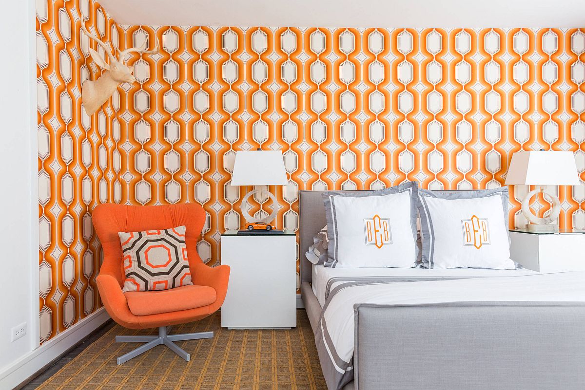 hình ảnh phòng ngủ mùa thu màu cam ấm áp với ghế tựa, giấy dán tường họa tiết hình học